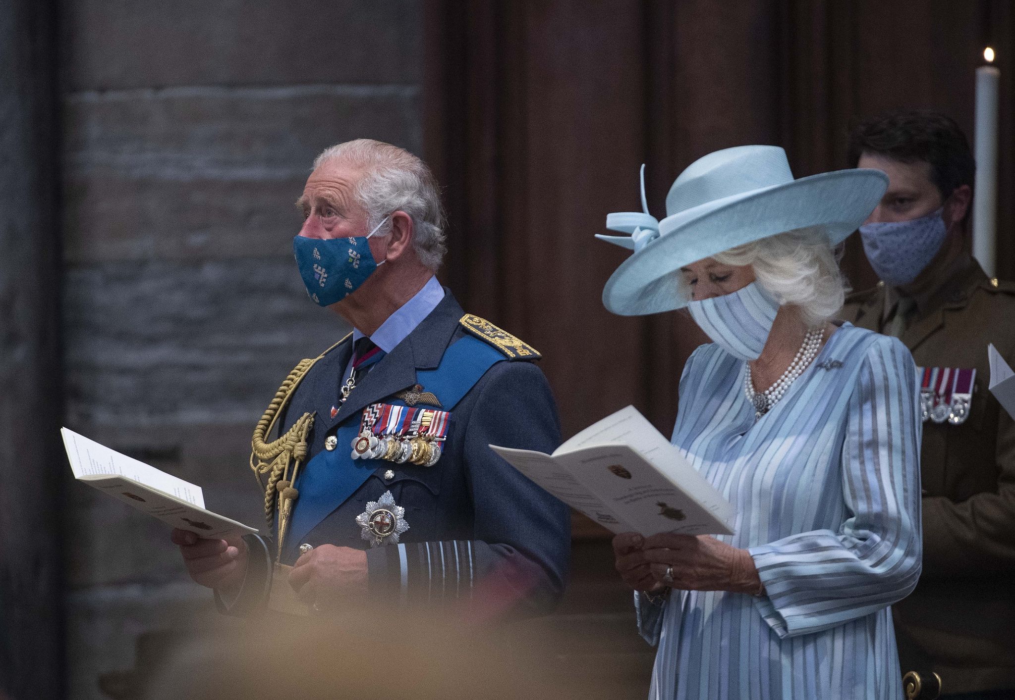 Royals im 007-Fieber: Charles und William bei Bond-Premiere