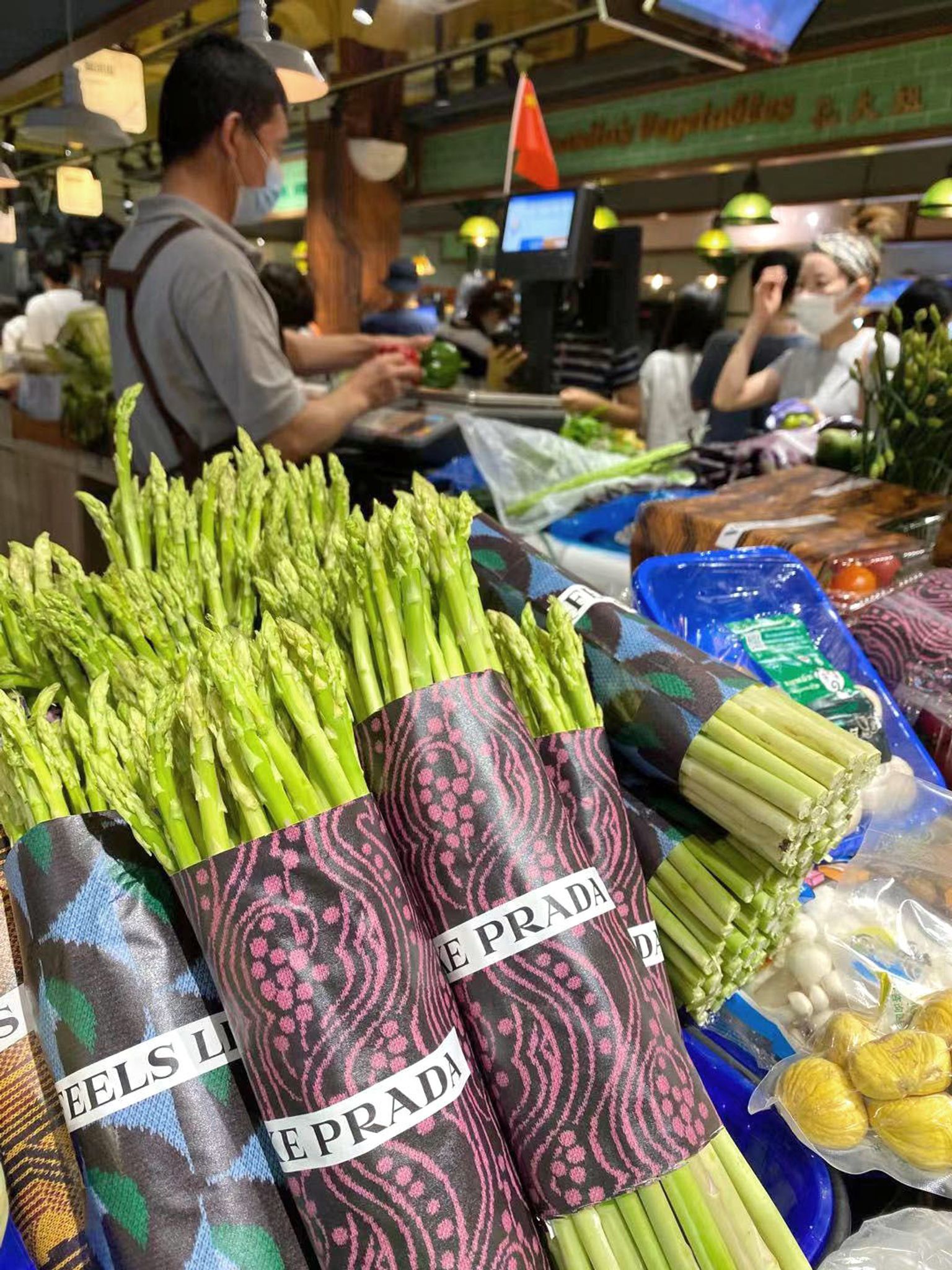 Spargel und Schweinefüße in Prada-Papier