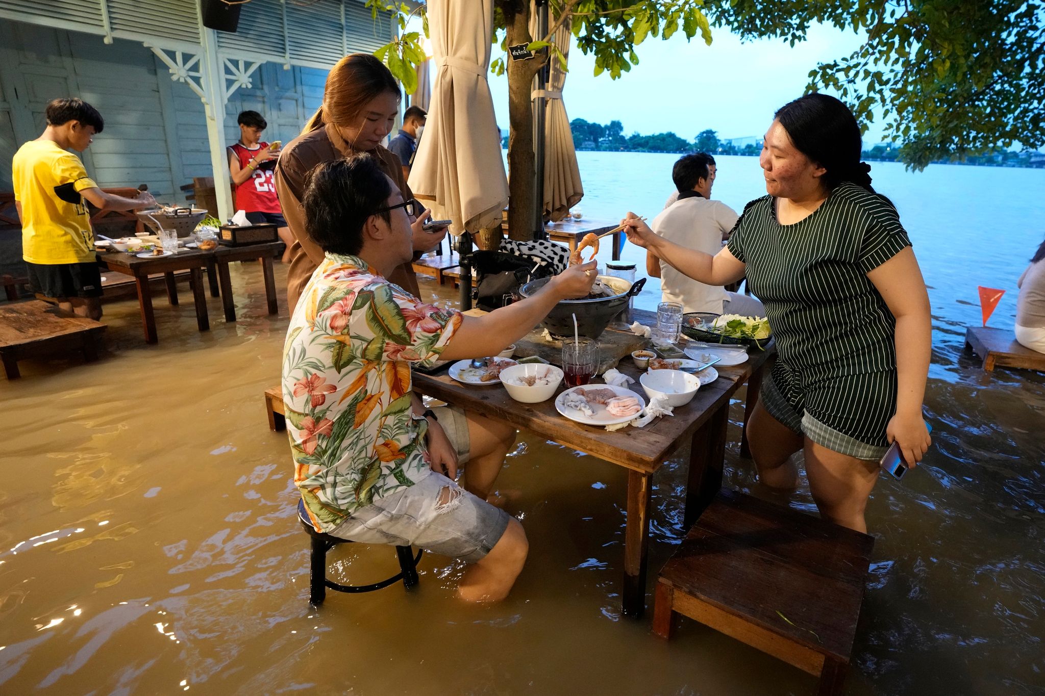 Flut-Lokal in Thailand wird zum Renner