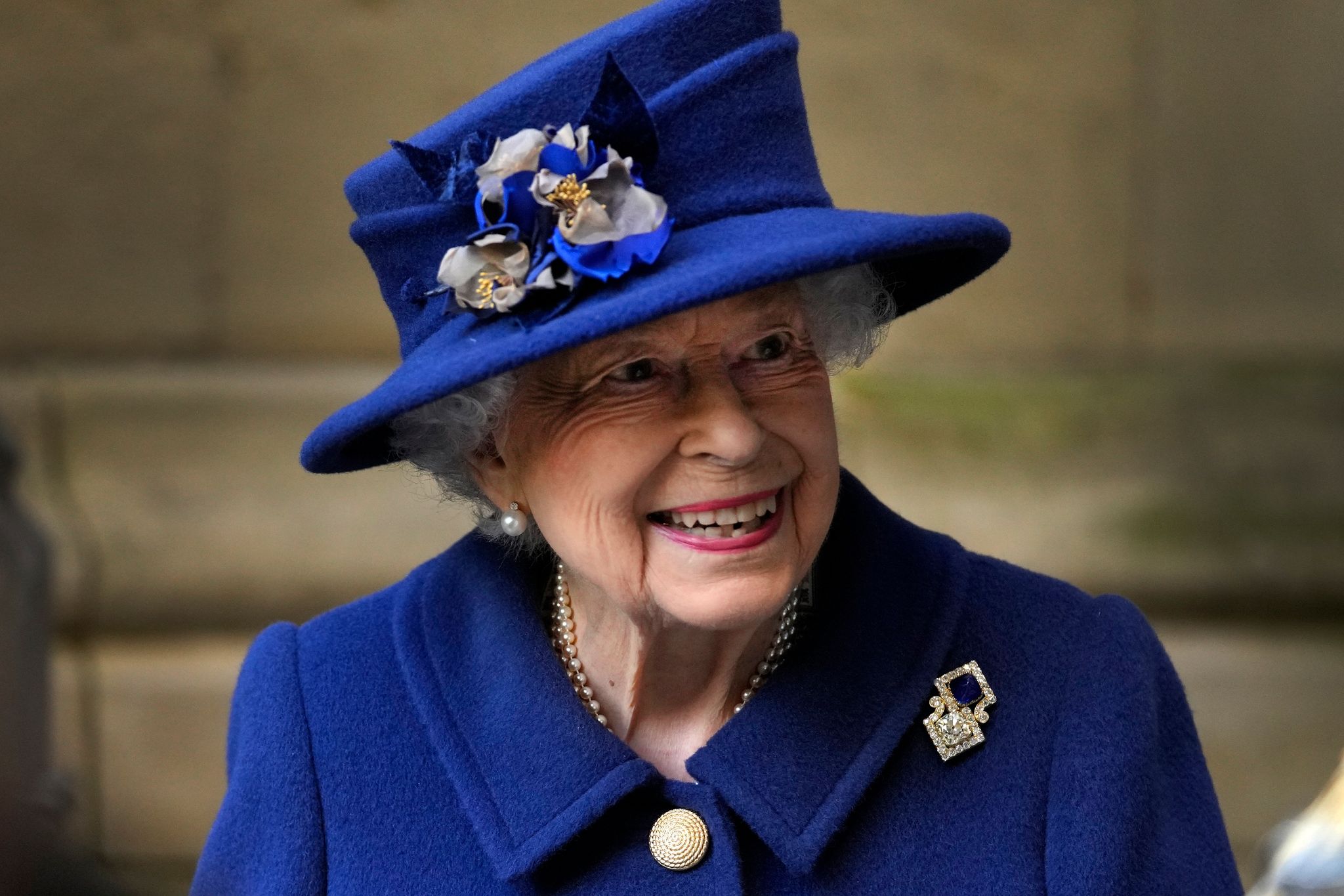 Queen benutzt erstmals Gehstock in der Öffentlichkeit