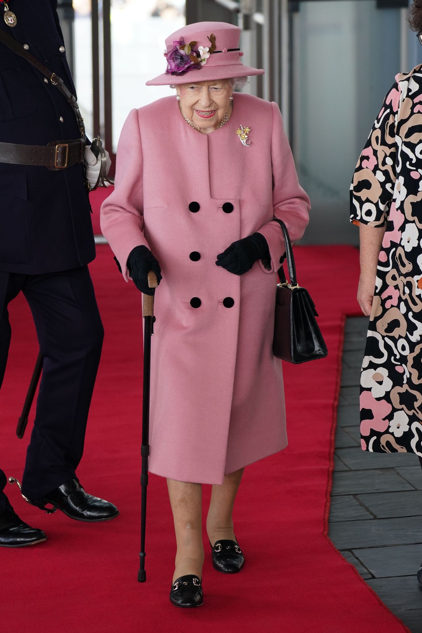 Mit Gehstock: Queen eröffnet walisisches Parlament