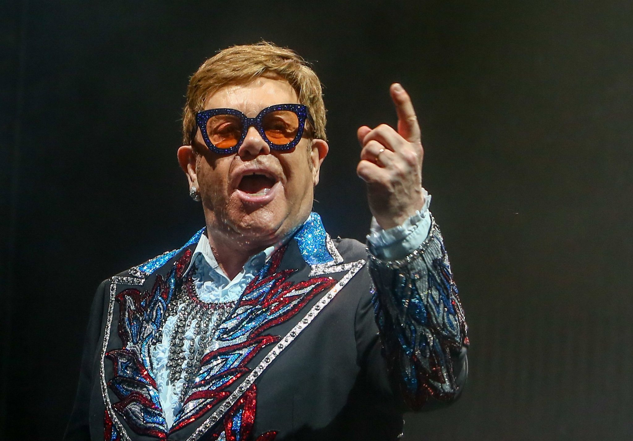 Elton John wieder an der Spitze der britischen Charts