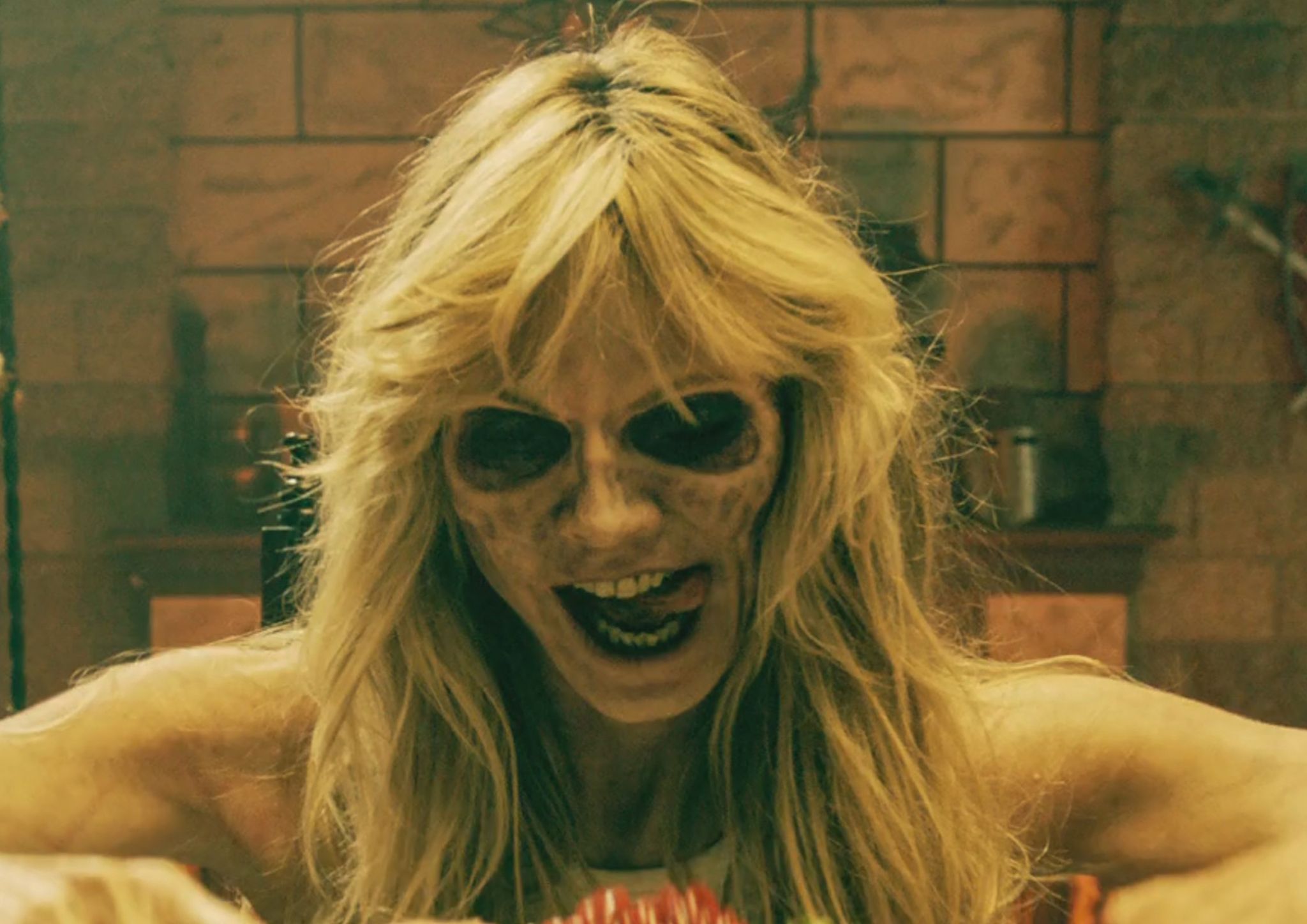 Neues Halloween-Gruselvideo: Heidi Klum als blutiger Zombie
