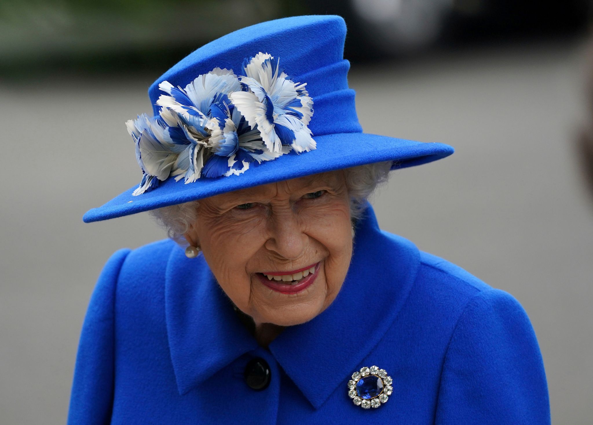 Zeitungen: Die Queen fährt alleine Auto
