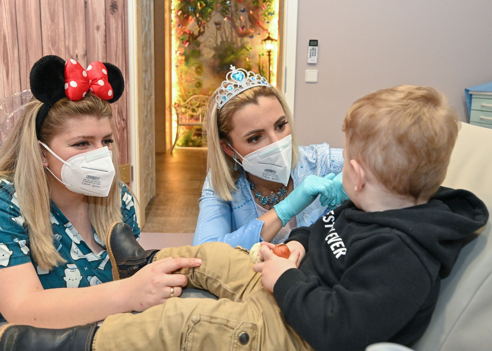 Kinder-Zahnärztin empfängt Patienten als Eiskönigin