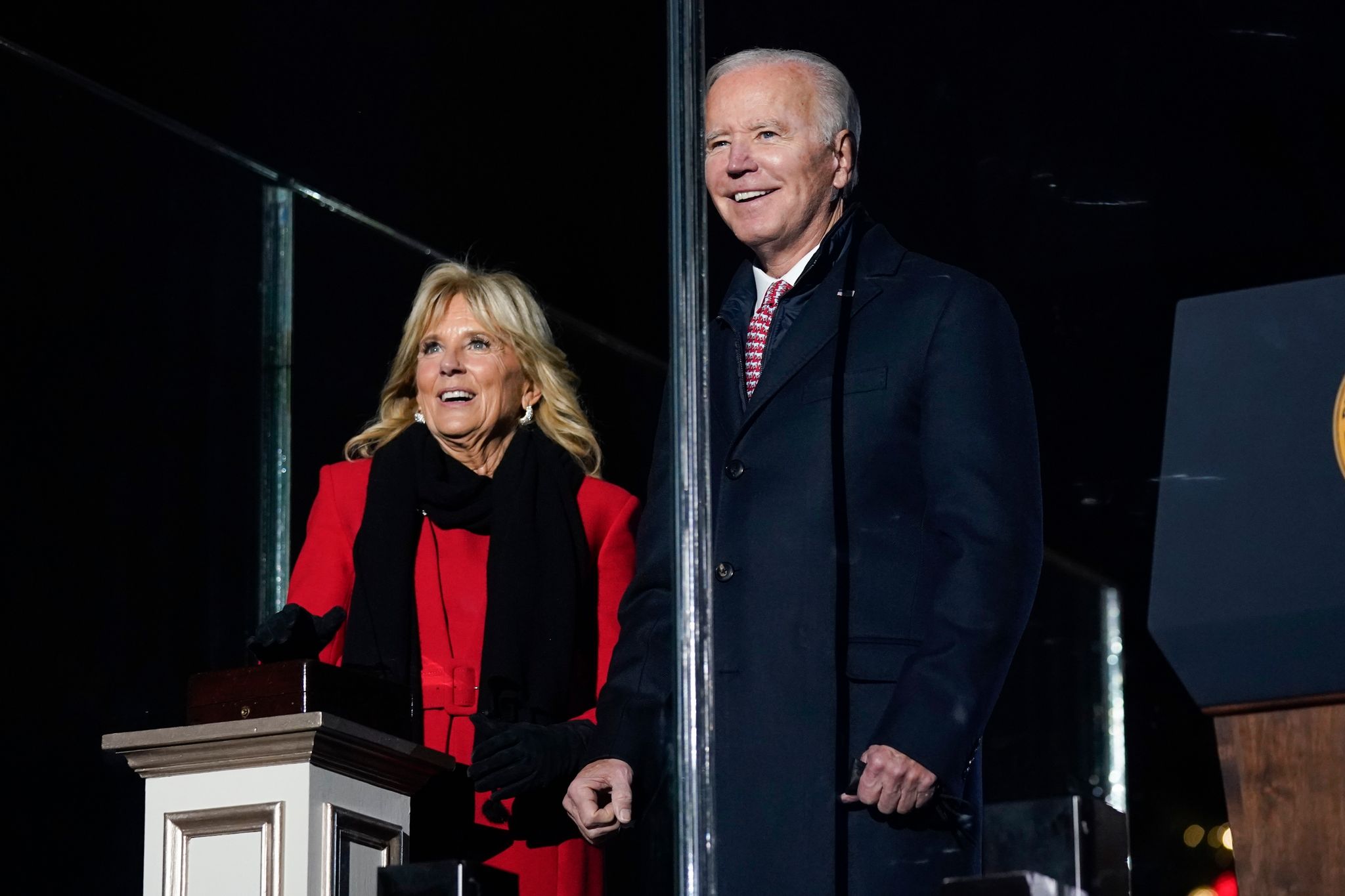 Bidens lassen Weihnachtsbaum am Weißen Haus erstrahlen
