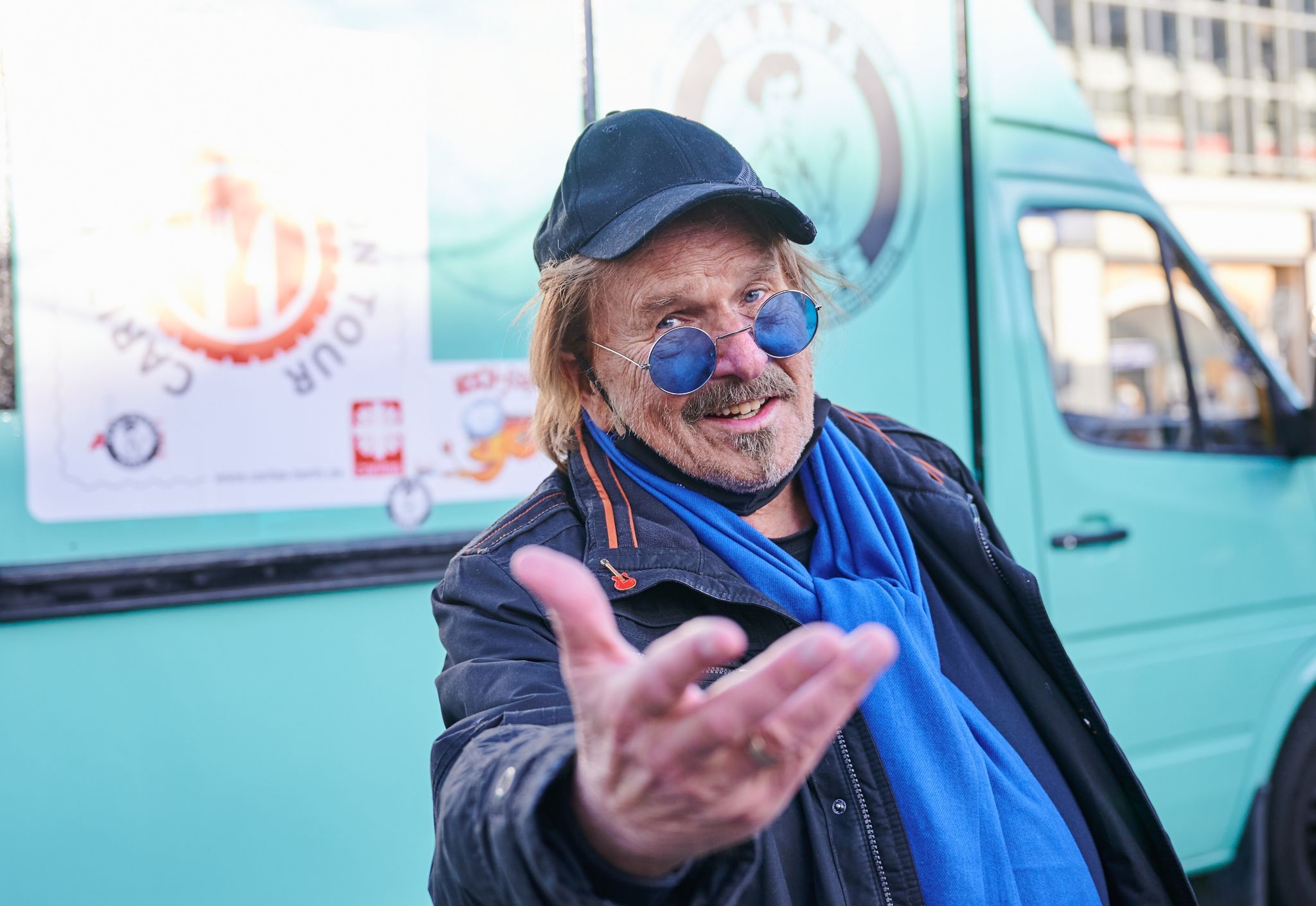 Weihnachtsaktion: Frank Zander verteilt Essen an Bedürftige