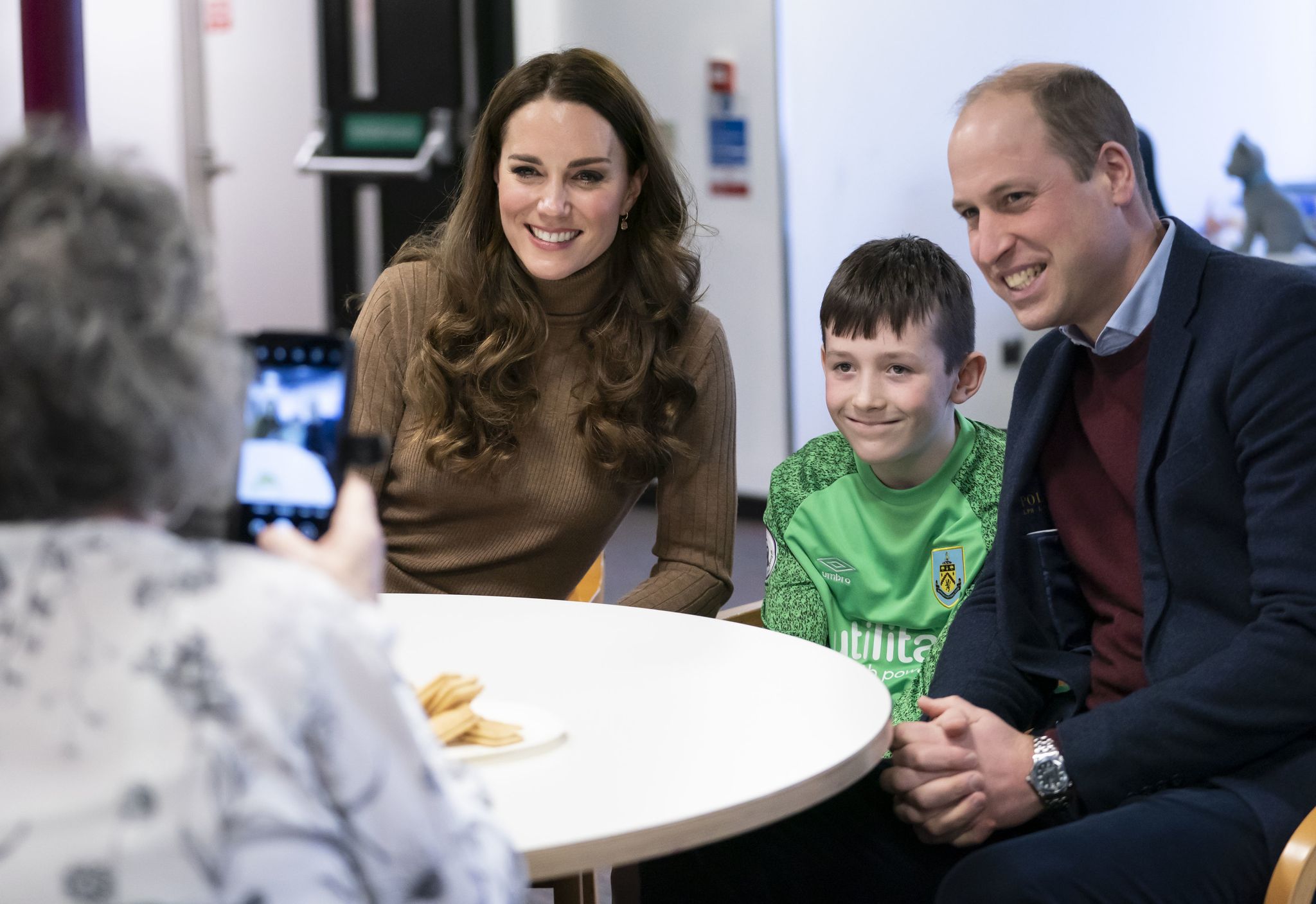 Prinz William tröstet einen trauernden Jungen