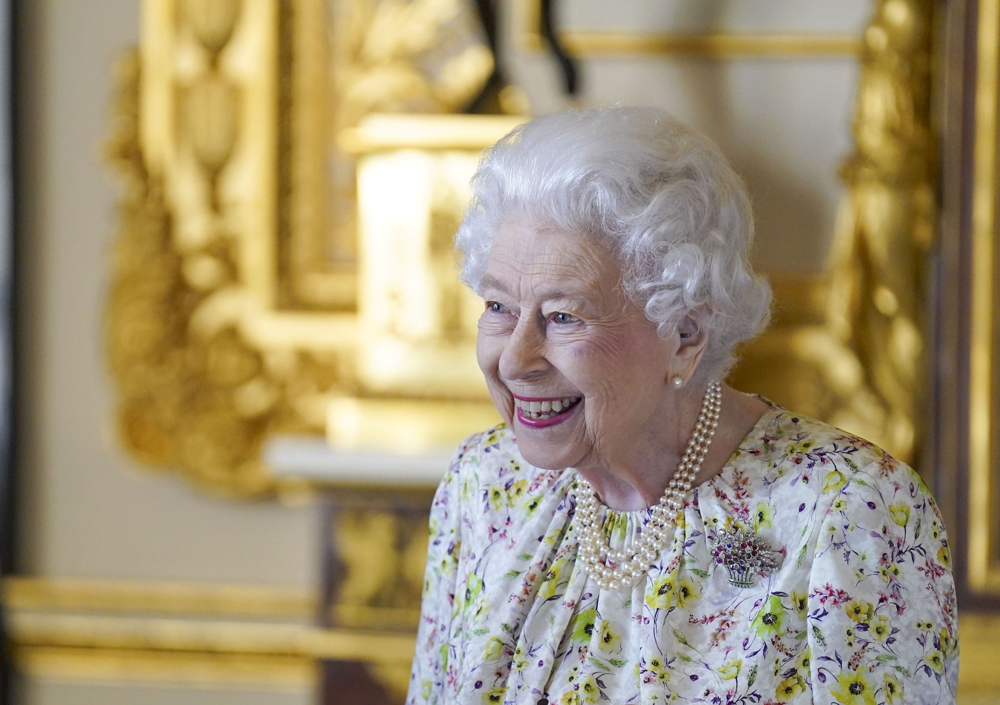 Queen zeigt sich mit strahlendem Lächeln – und Gehstock