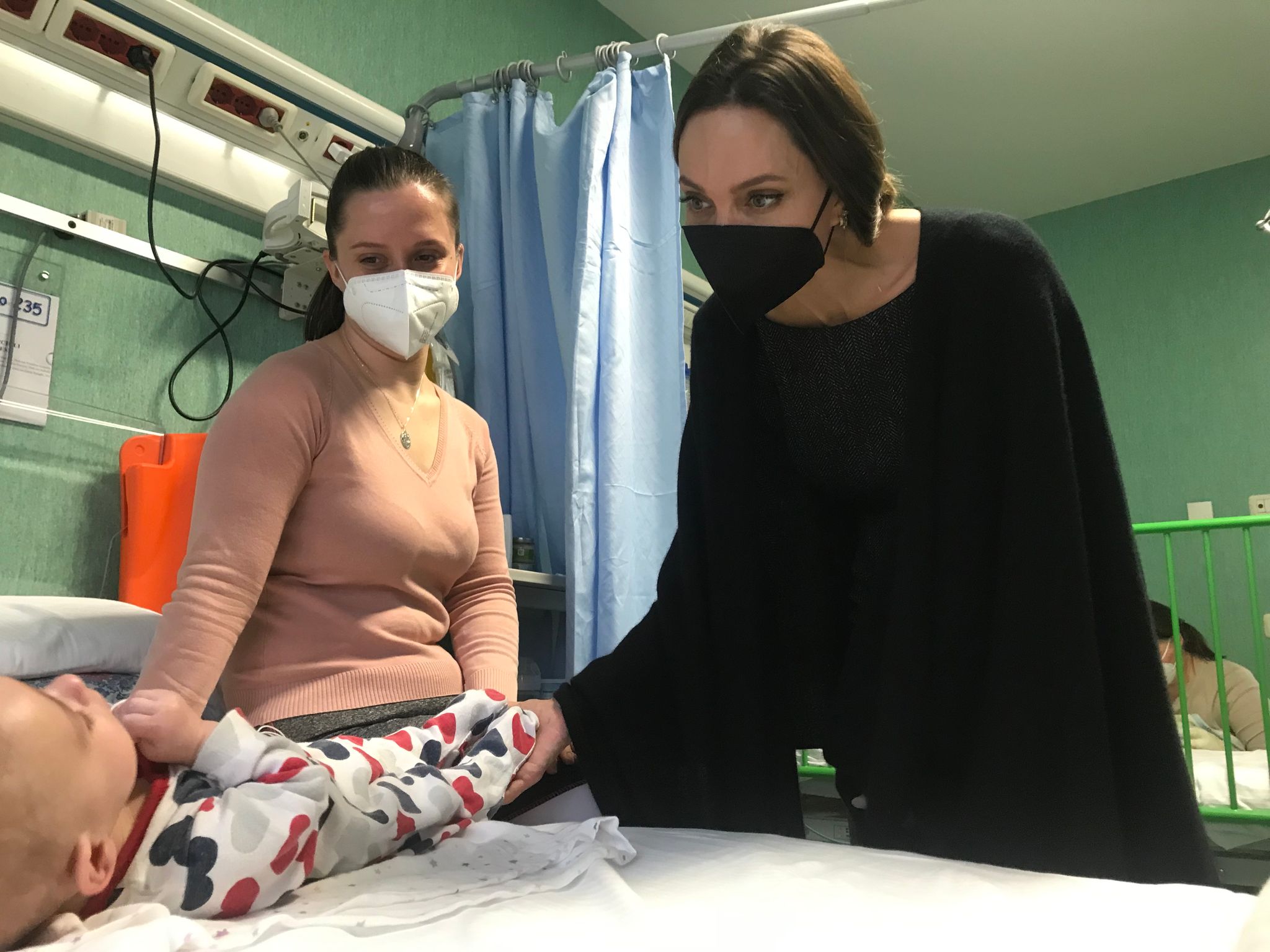 Angelina Jolie besucht ukrainische Kinder in Vatikan-Klinik