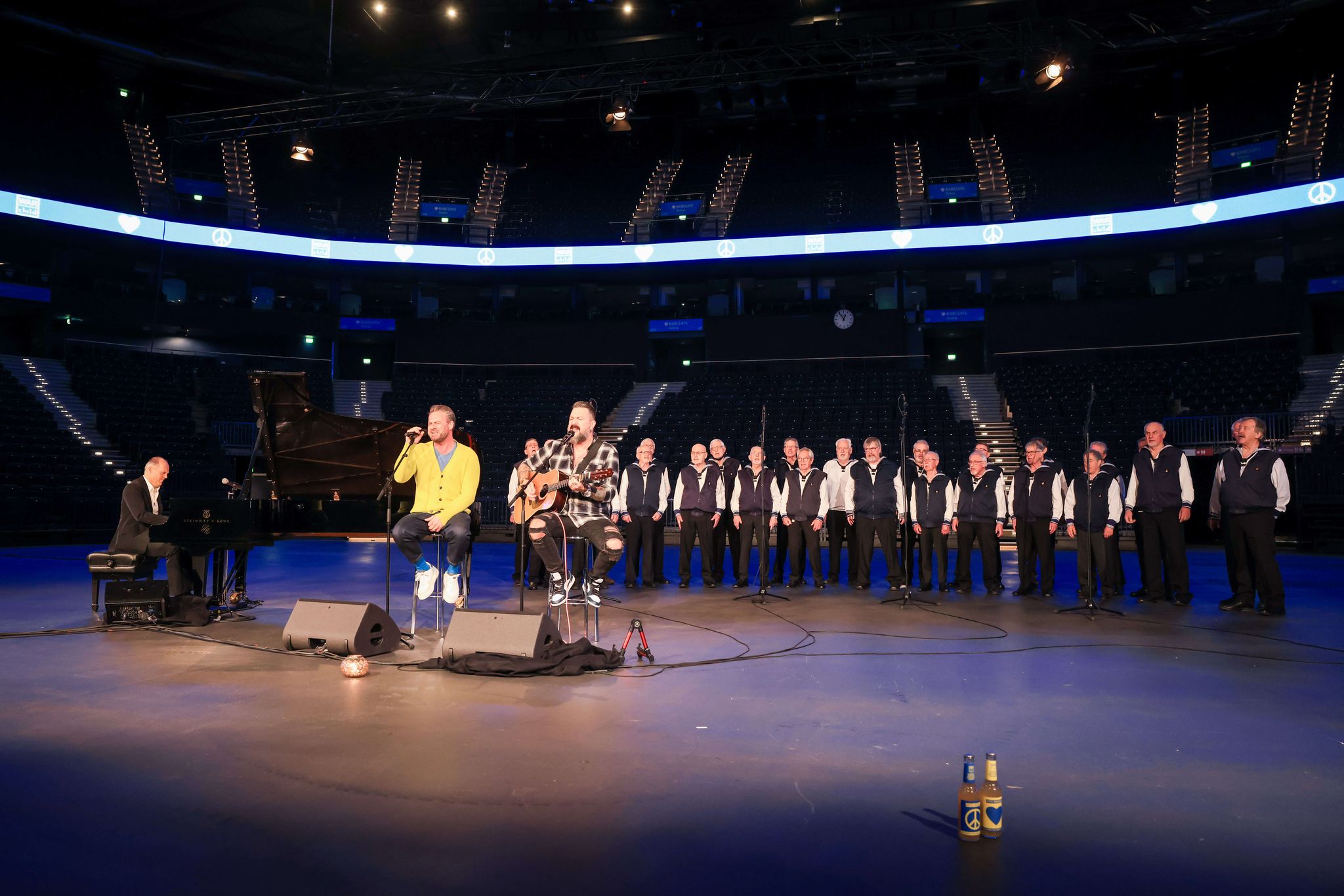 Sasha singt Lieder für Kinder in der Ukraine