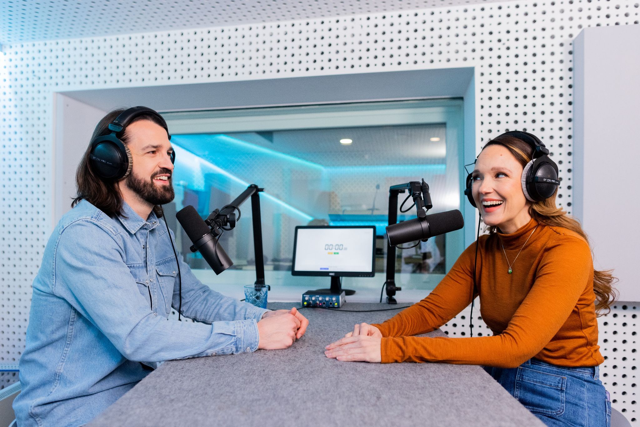 Carolin Kebekus macht gemeinsamen Podcast mit ihrem Bruder