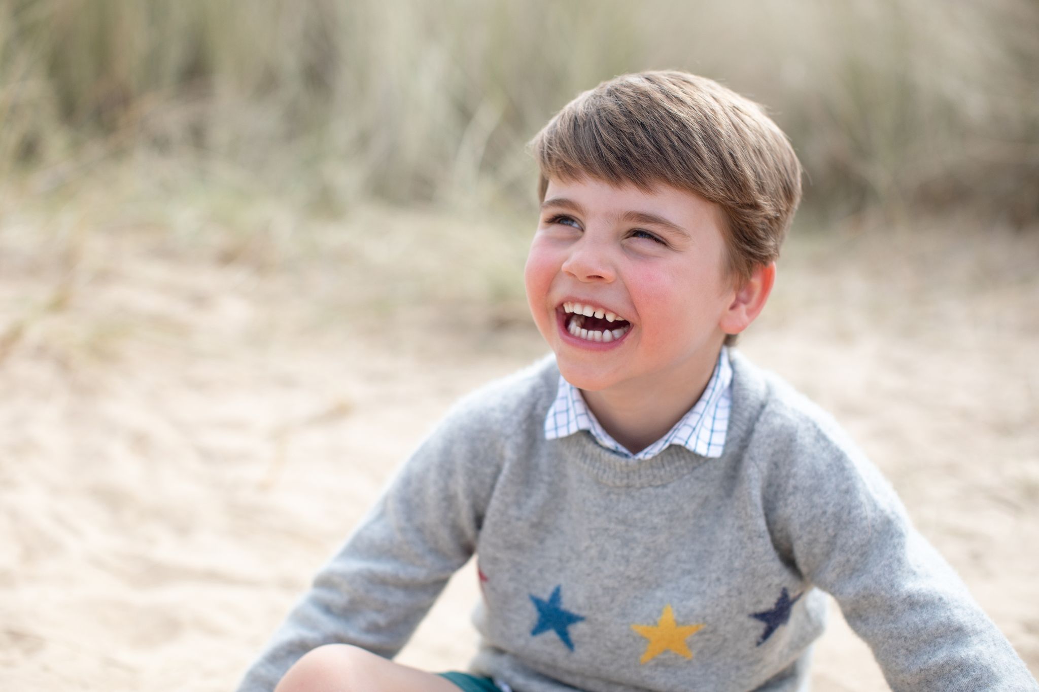 Fotos zum vierten Geburtstag: Prinz Louis lachend am Strand
