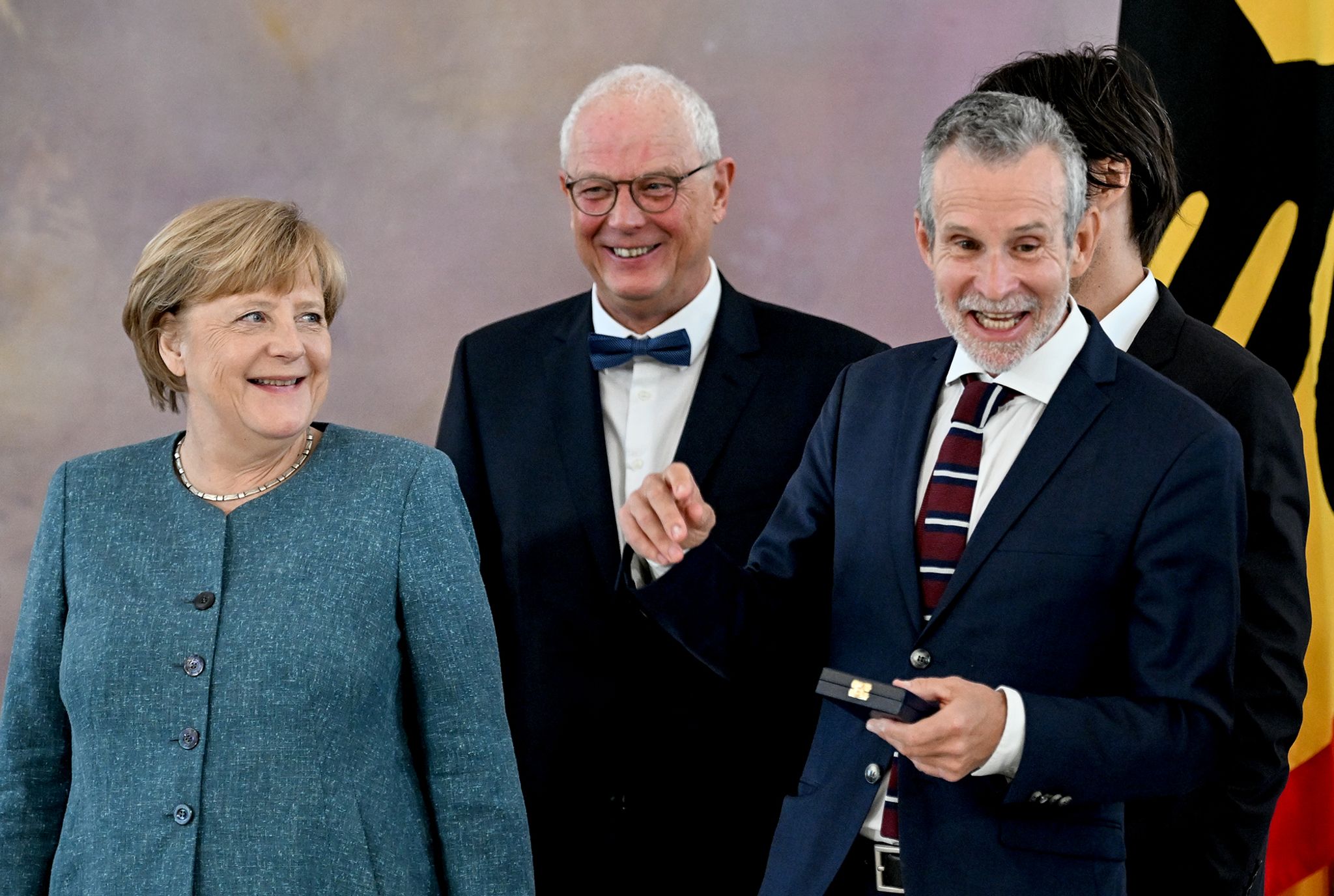 Matthes mit Verdienstkreuz geehrt – Merkel im Publikum