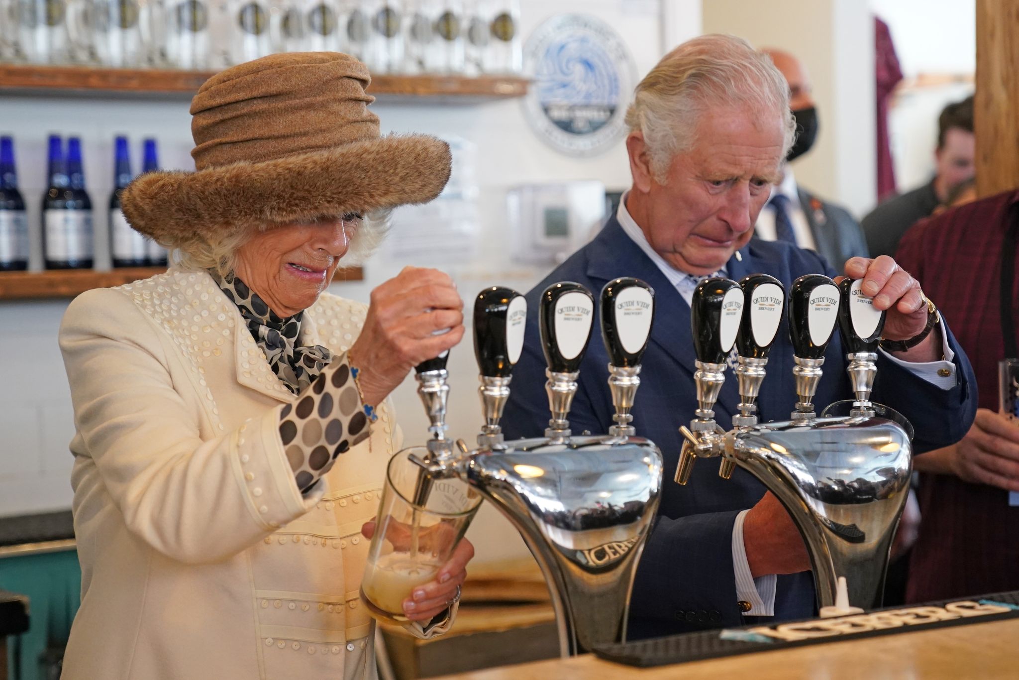 Charles und Camilla zapfen Bier in Kanada