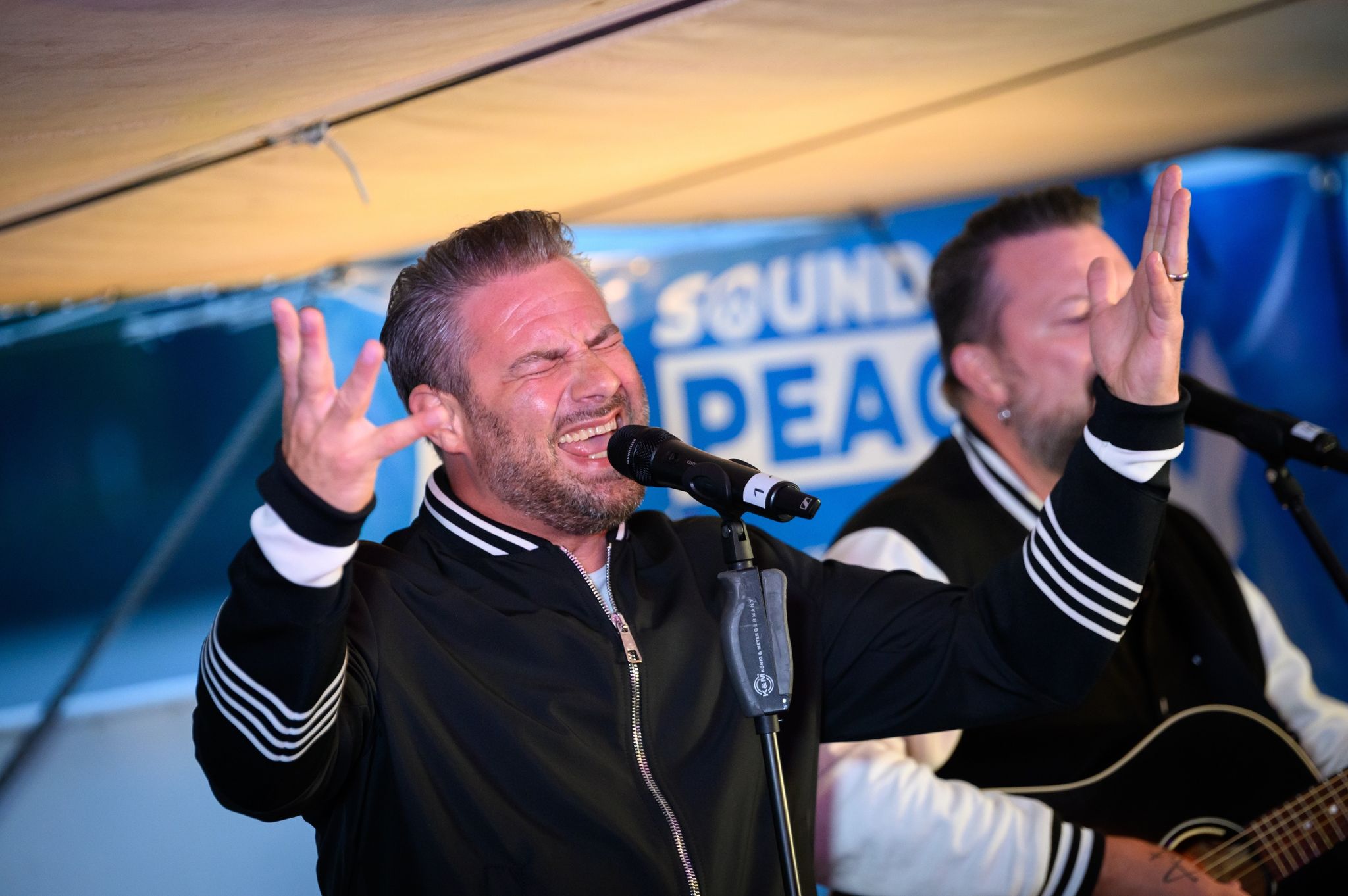 Sasha und Lotte singen auf der Elbe für Frieden