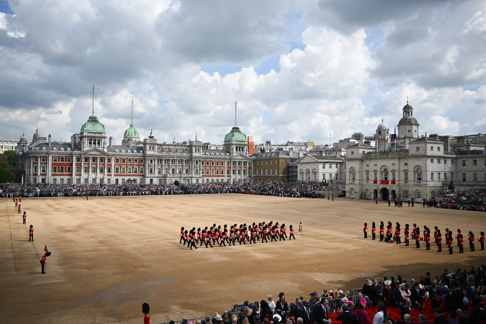 Militärparade mit Charles eröffnet Feiern zum Queen-Jubiläum