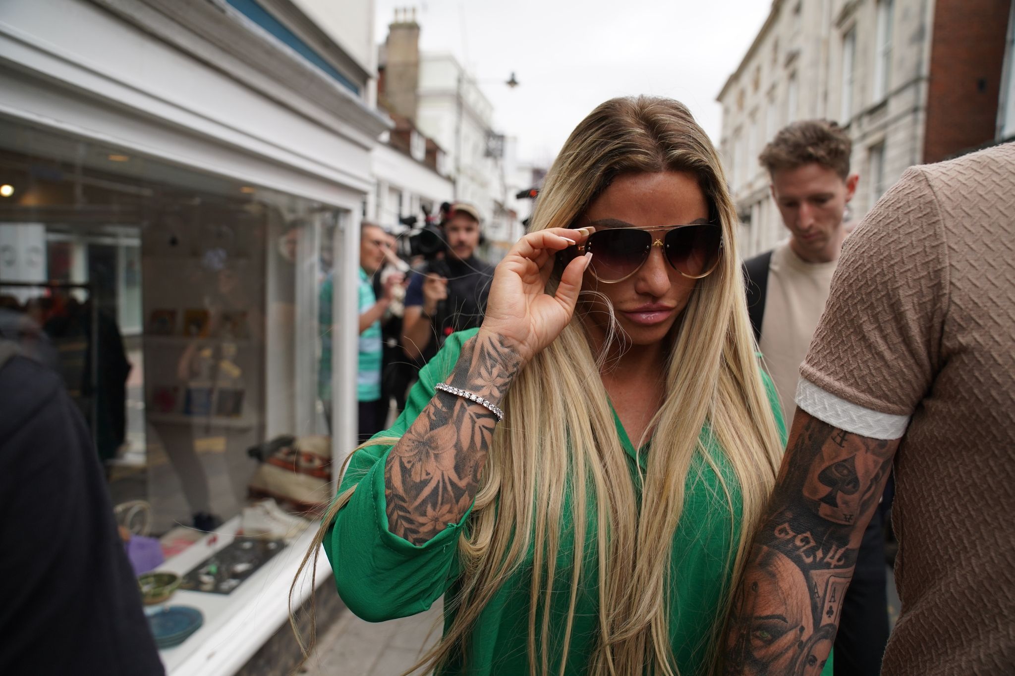 Katie Price wegen Beleidigung zu Sozialarbeit verurteilt