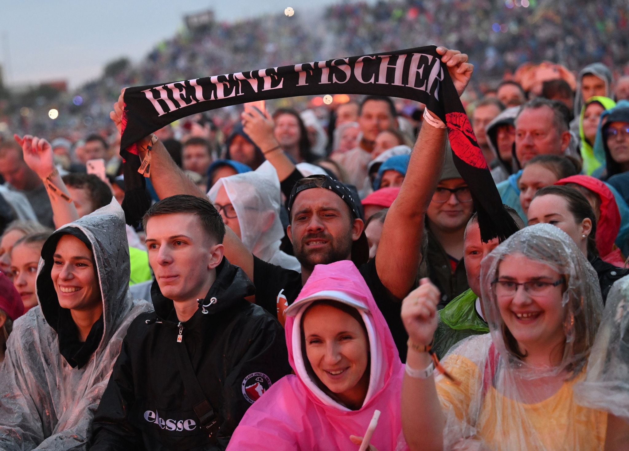 Party-Stimmung und Regen: Helene Fischer gibt Mega-Konzert