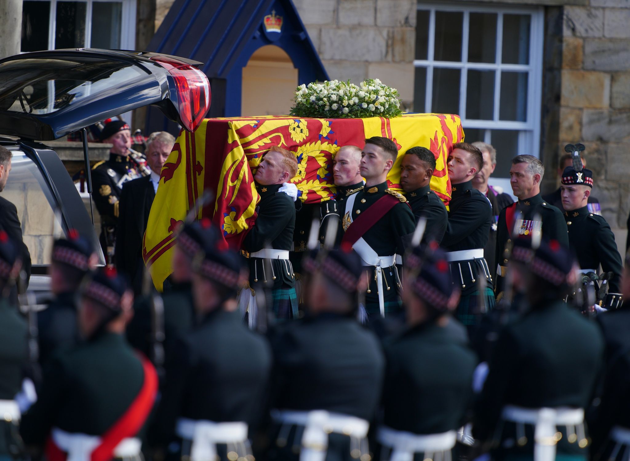 König Charles III. führt Trauerzug in Edinburgh an