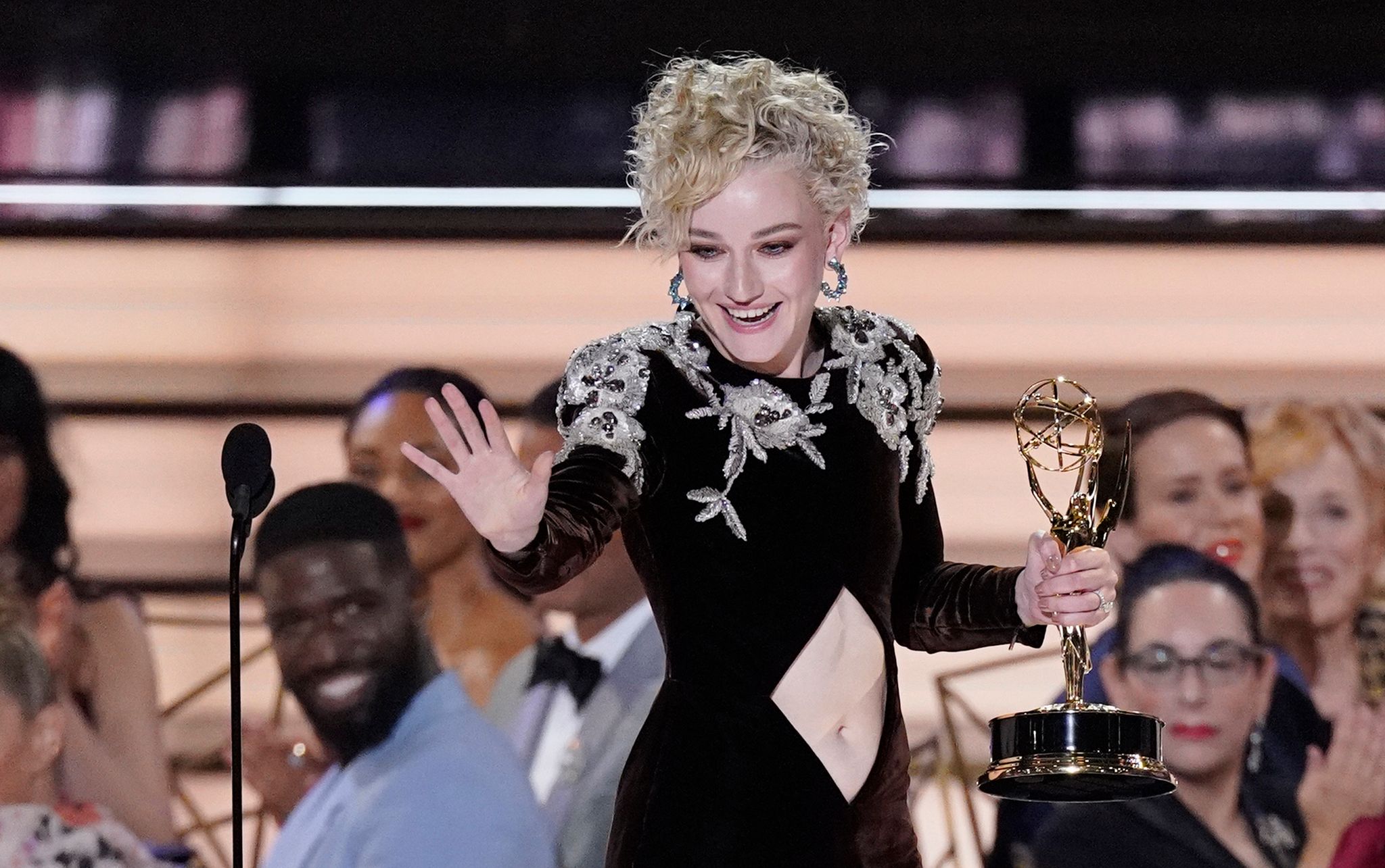 Michael Keaton und Julia Garner gewinnen erste Emmys