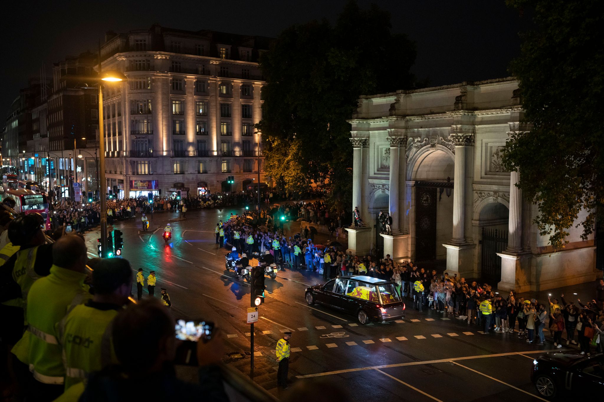 König Charles III. empfängt Sarg der Queen in London