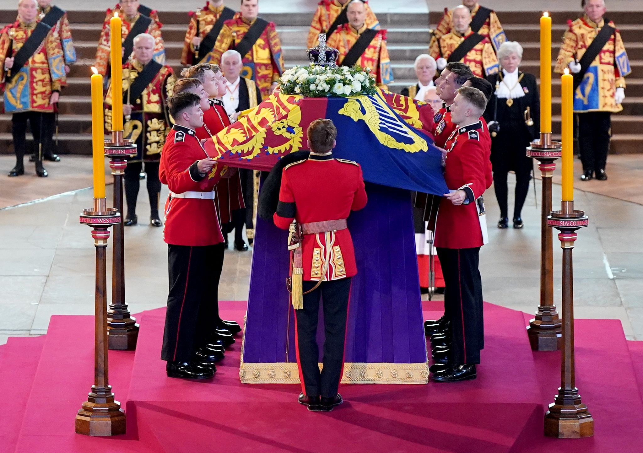 Tränen und Glockenläuten: Trauerzug für den Sarg der Queen