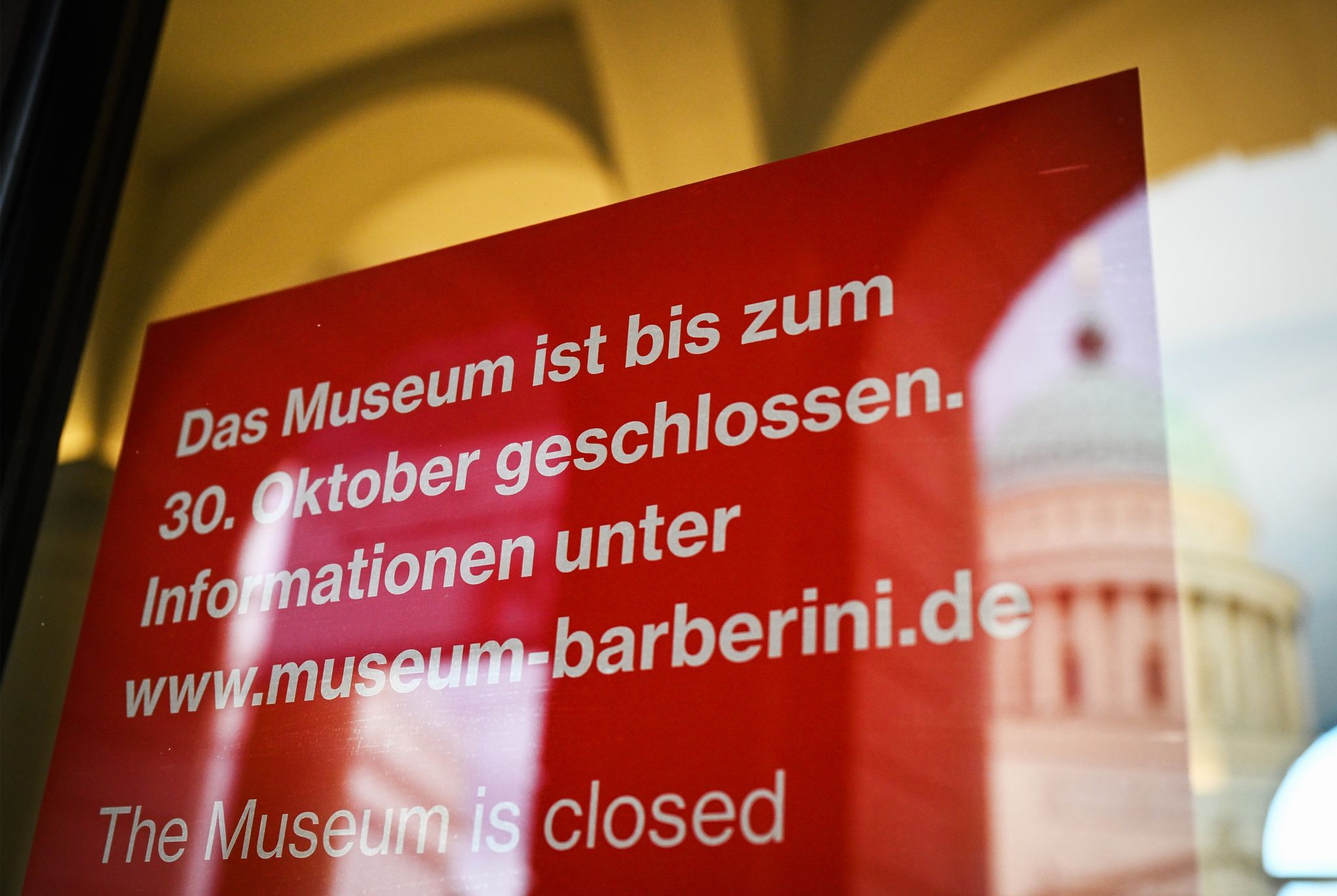 Aktivistinnen kleben sich im Naturkundemuseum fest