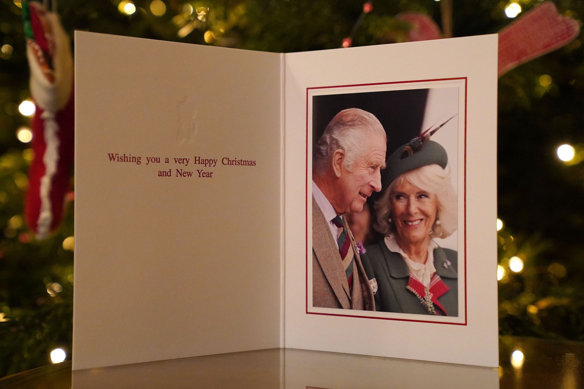 Weihnachtskarte zeigt strahlende Camilla mit König Charles