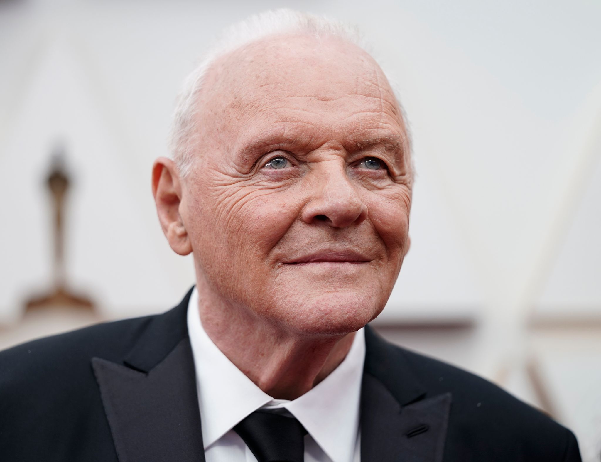 Anthony Hopkins spielt mit Addams-Family-«Händchen» Klavier