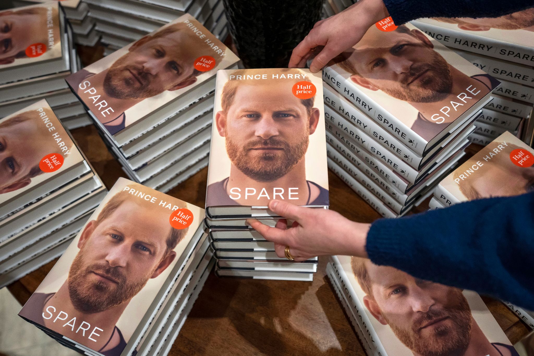 Harrys Memoiren stürmt auch deutsche Buch-Charts