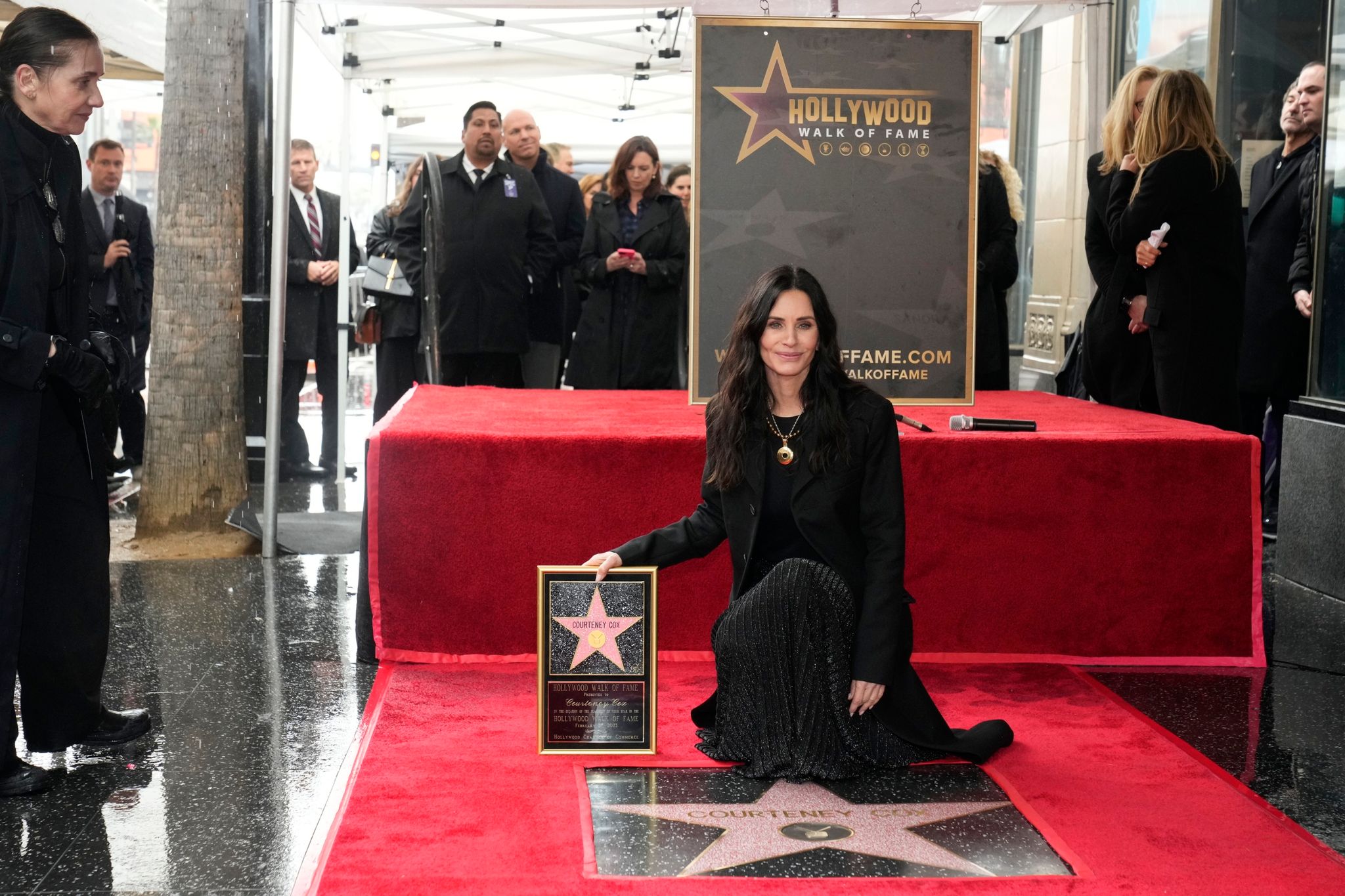«Friends»-Star Courteney Cox putzt ihren Hollywood-Stern