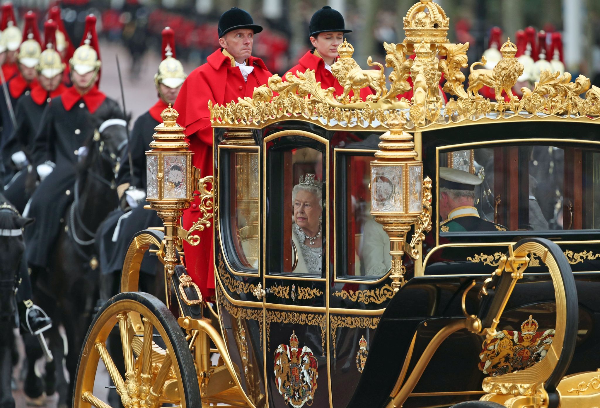 Charles III. fährt mit quietschender Holzkutsche zur Krönung