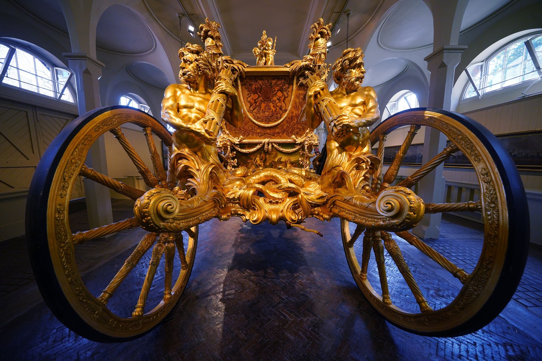 Royaler Reichtum: Von Schwänen, Briefmarken und Milliarden
