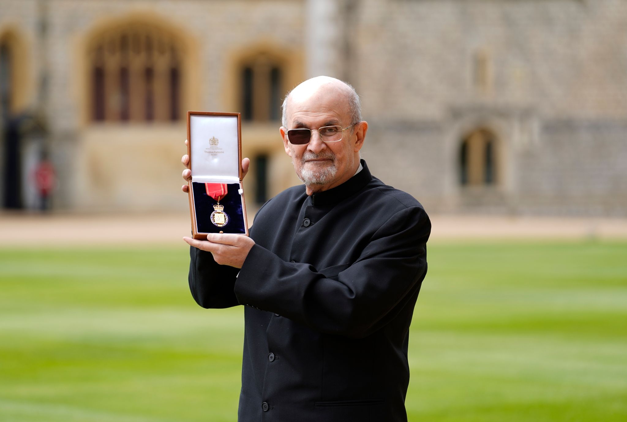 Salman Rushdie erhält Verdienstmedaille auf Schloss Windsor