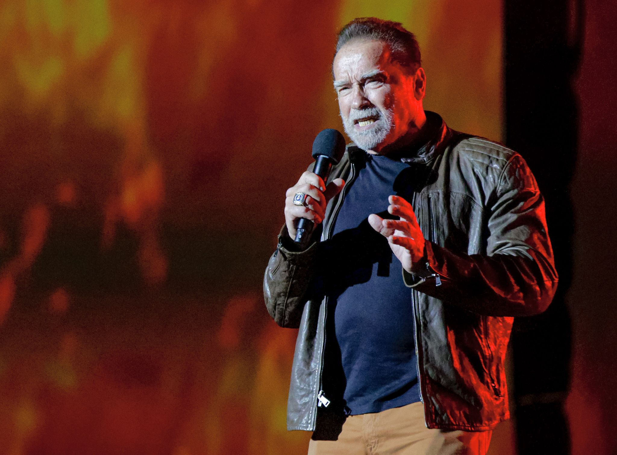 Arnold Schwarzenegger stellt Hochglanz-Bildband vor