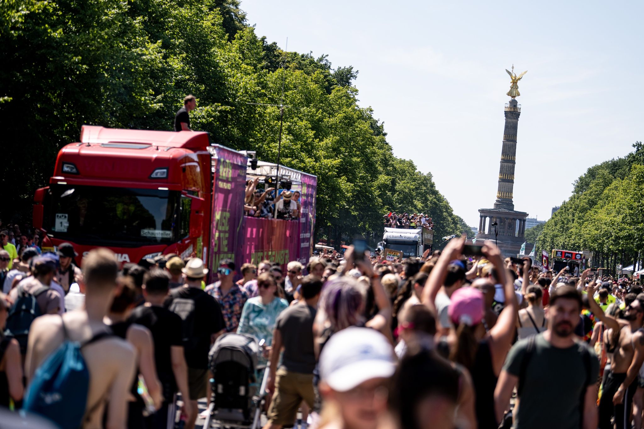 Nackte Haut und krasse Beats – Techno-Parade in Berlin