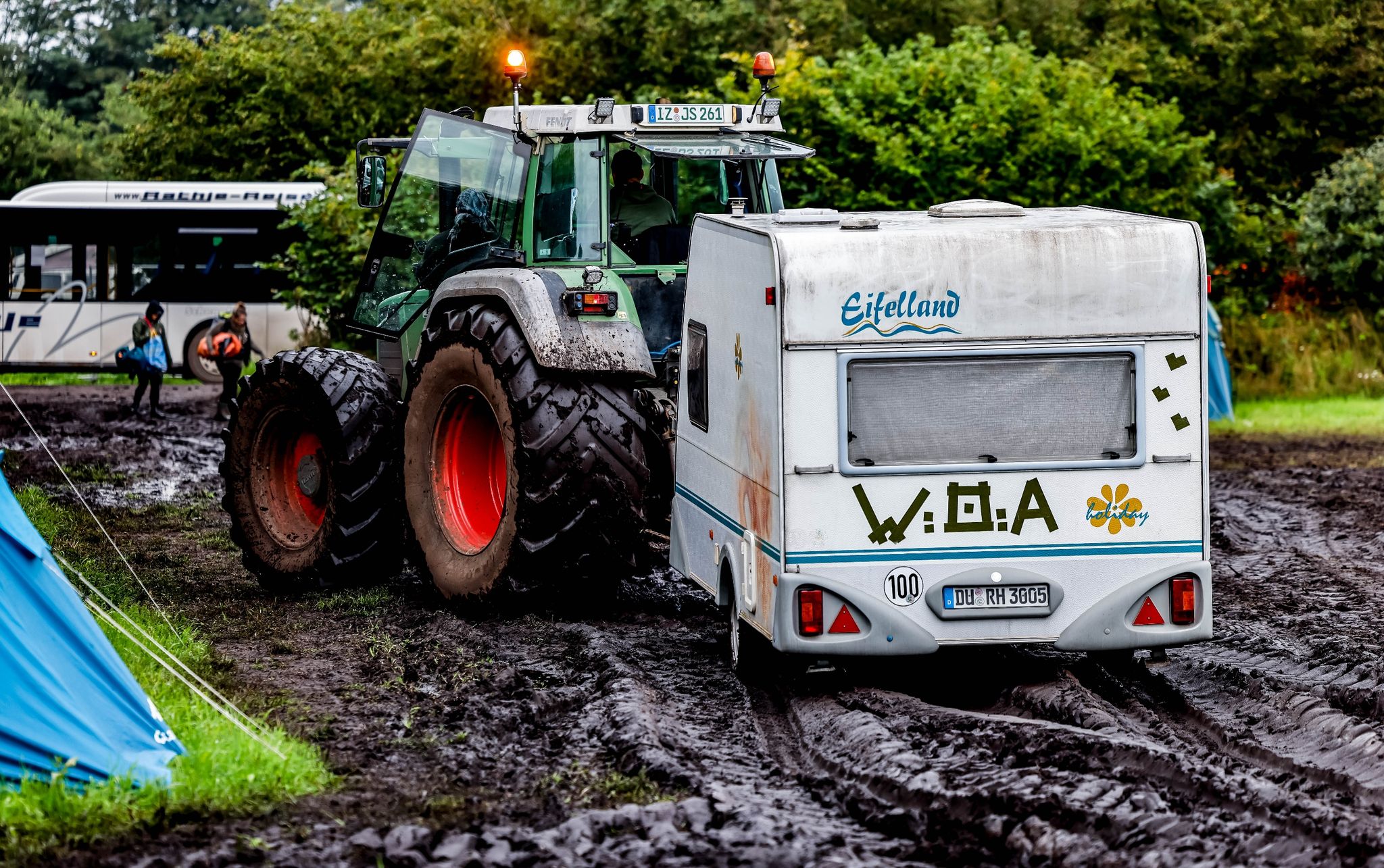 Nicht ganz im Schlamm versunken: Metalfans verlassen Wacken