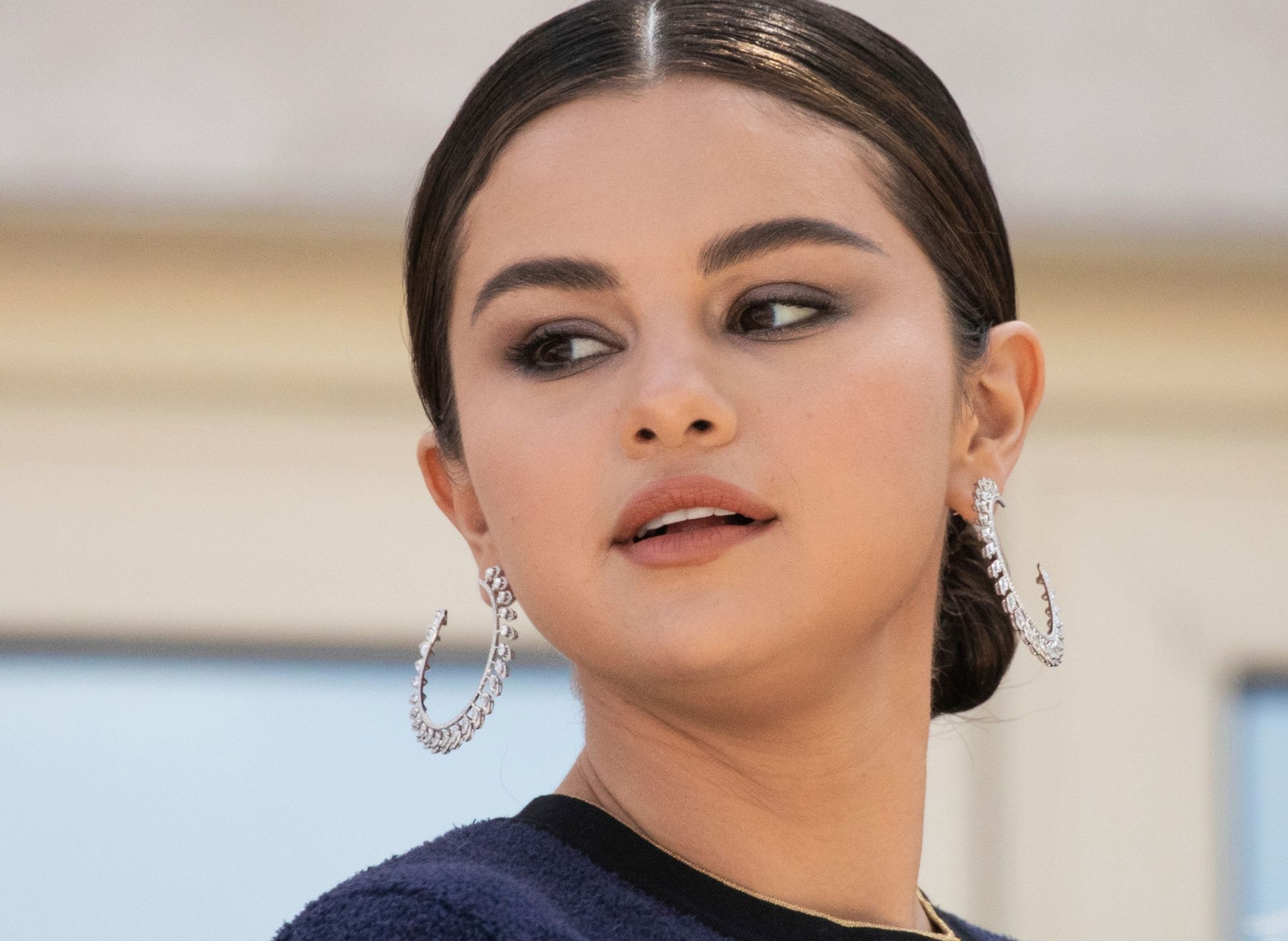 Wie sich Selena Gomez die Hand gebrochen hat