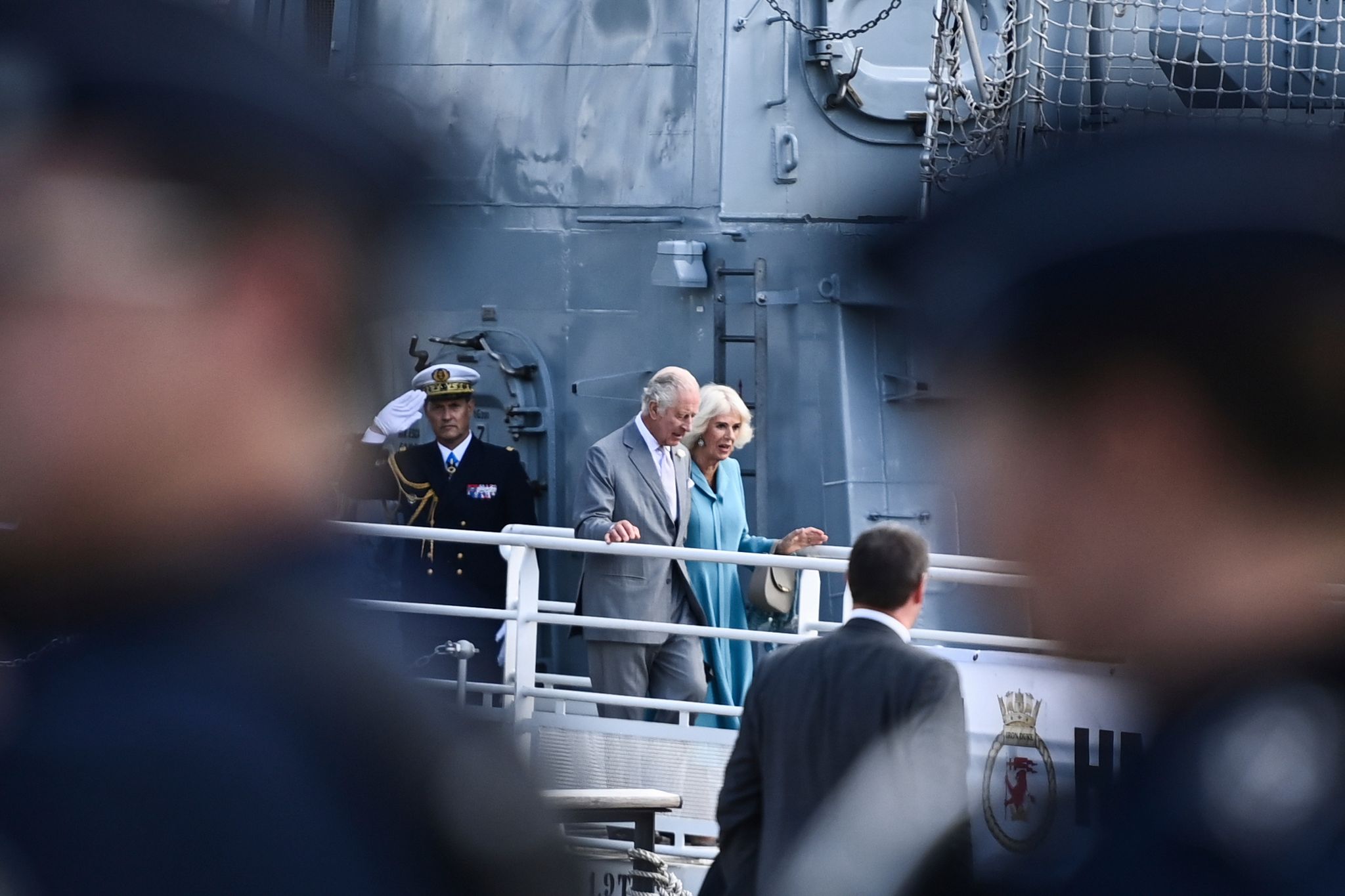 Au revoir mit Musik und Wein: Besuch der Royals endet