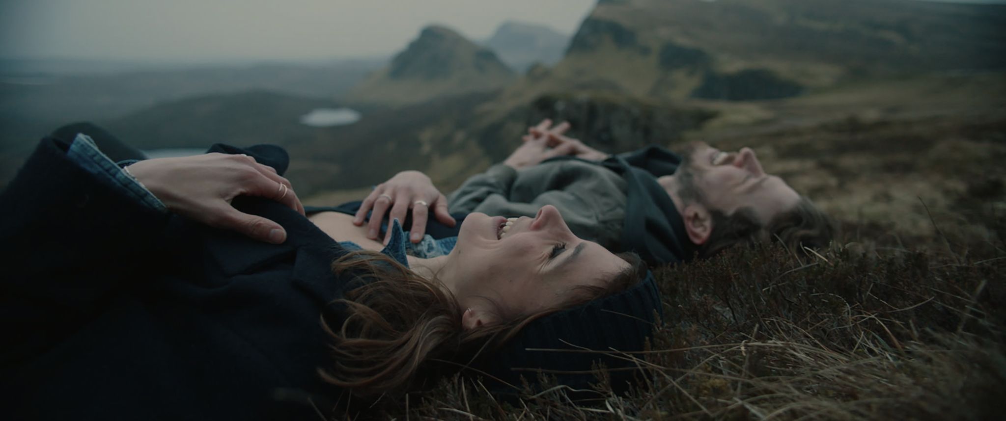 «Falling Into Place» – Romanze von Aylin Tezel
