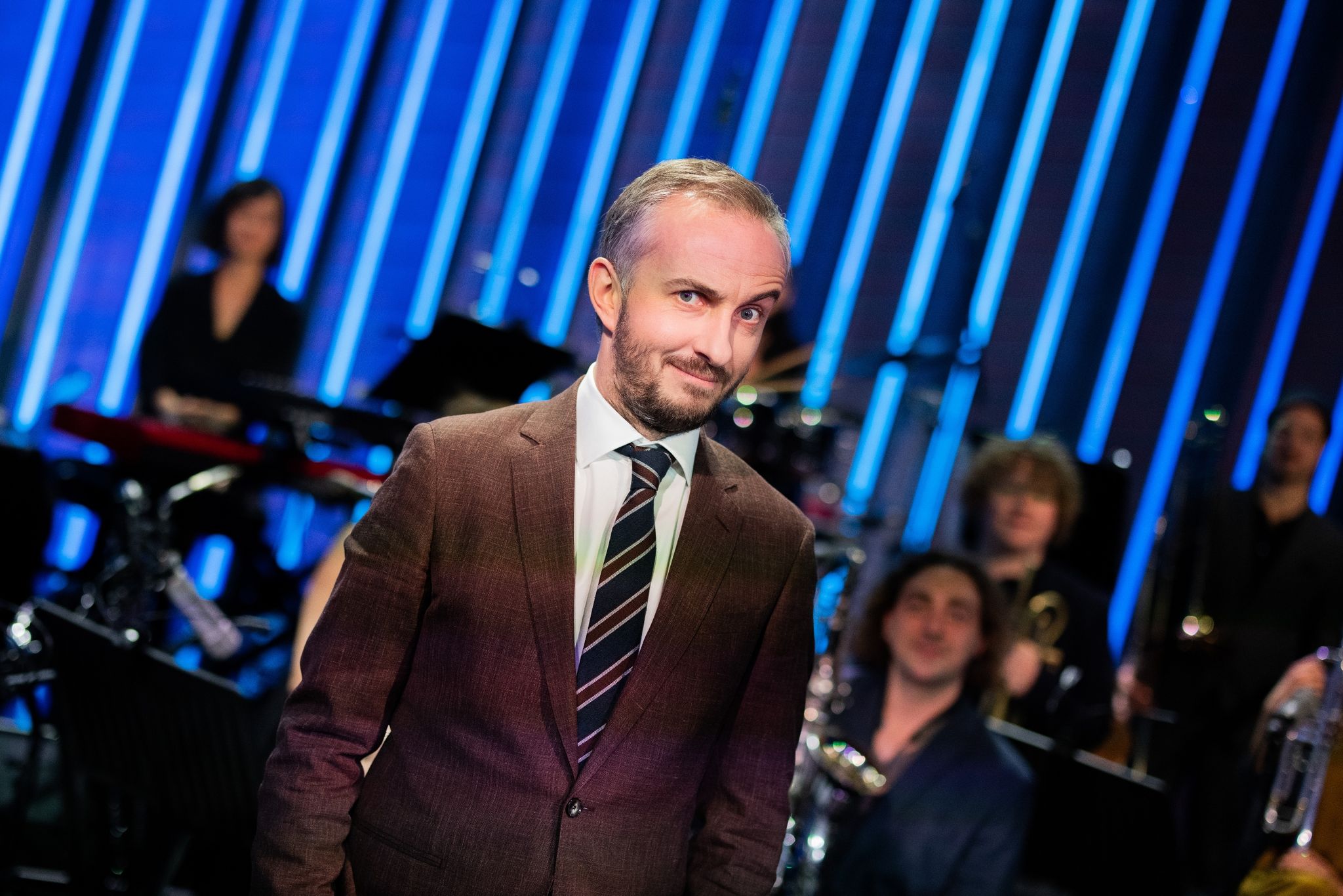 Jan Böhmermann sagt Haltestellen in Bremer Buslinie 90 an